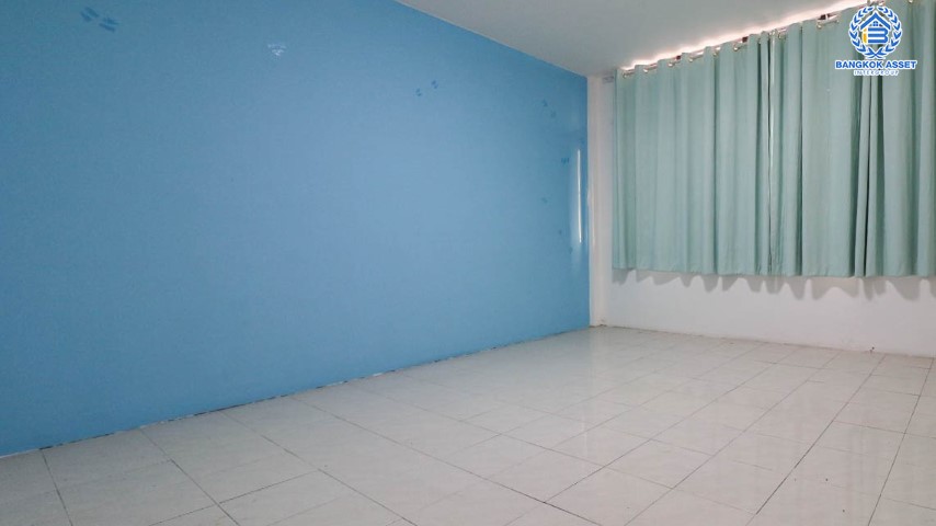 *****อาคารพาณิชย์มือสองย่านกรุงเทพฯ โกสุมรวมใจ แจ้งวัฒนะ เนื้อที่กว้าง 16 ตร.ว. ฟังก์ชัน 4 ห้องนอน 3 ห้องน้ำ ที่จอดรถ 1 คัน ฟรี! เครื่องปรับอากาศ 1 เครื่อง อยู่ในย่านค้าขาย เปิดเป็น Home Office ก็ดี หรือเน้นอยู่อาศัยก็สบาย ตั้งบนทำเลแห่งการเดินทาง เชื่อมต่อถนนวิภาวดีรังสิต, ถนนแจ้งวัฒนะ, ถนนสรงประภา และจุดขึ้นทางด่วน "อุตราภิมุข"